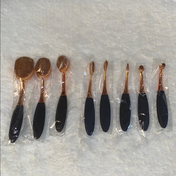 yoseng Other - NWOT Set of 8 oval make up brushes